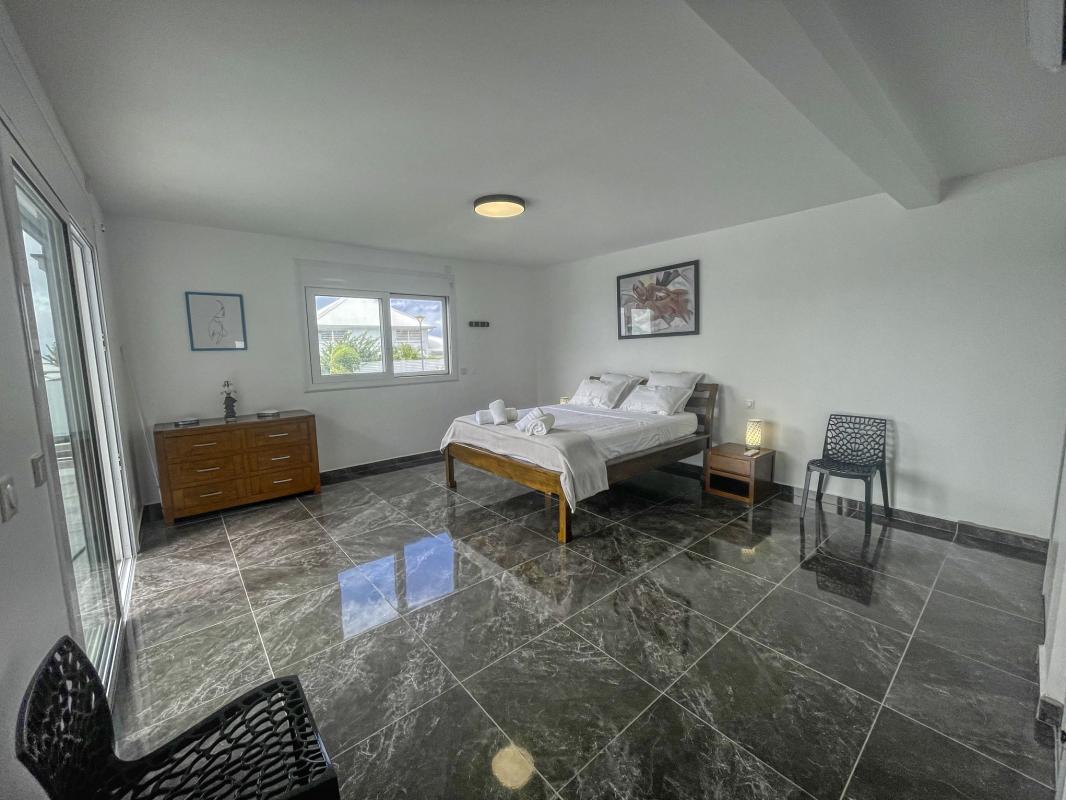 17.Location villa piscine Saint François Guadeloupe_Chambre 1 et 2 RDC